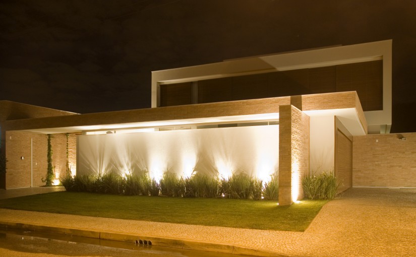 La iluminación exterior es un aspecto esencial para realzar la belleza de tu hogar y crear un ambiente acogedor.