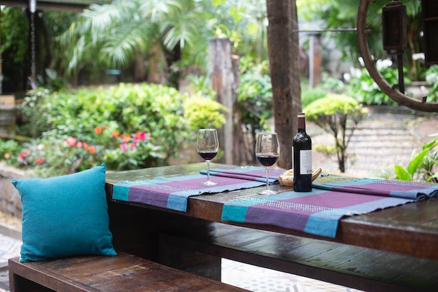 La decoración de patios y terrazas adecuada puede convertir estos espacios en oasis de relajación y entretenimiento.