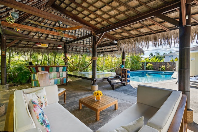 La decoración de patios y terrazas adecuada puede convertir estos espacios en oasis de relajación y entretenimiento.