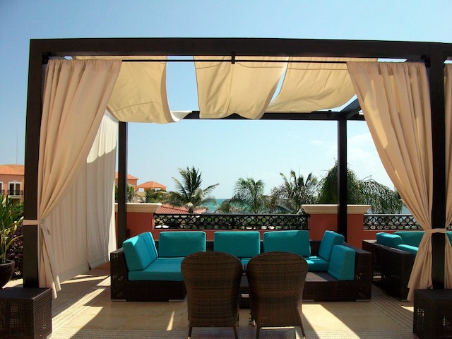 La decoración de patios y terrazas adecuada puede convertir estos espacios en oasis de relajación y entretenimiento.