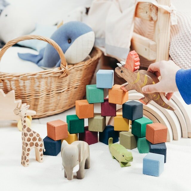 Ideas de almacenamiento creativo para juguetes, que te permitirán aprovechar al máximo el espacio disponible, organizar los juguetes.