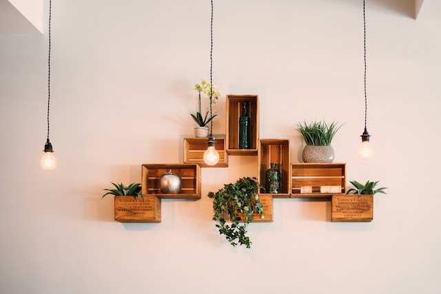 Organizar y decorar las estanterías es fundamental ya que son elementos muy útiles y versátiles en cualquier hogar. 