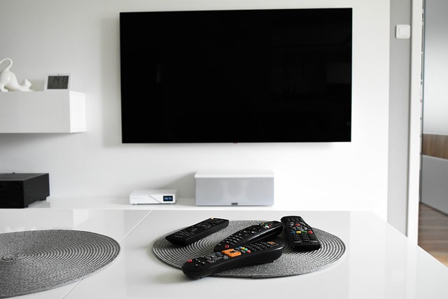 instalar tv en casa con espacio para elementos tecnológicos y que calce con el estilo global de la habitación
