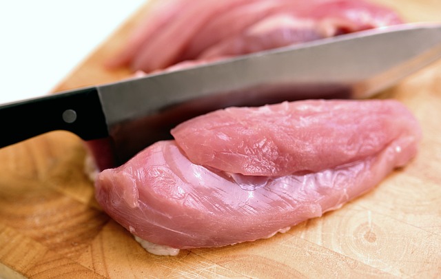 Cortar carne con precisión y facilidad es una habilidad fundamental en la cocina, y elegir el cuchillo adecuado es clave para lograr resultados óptimos. 