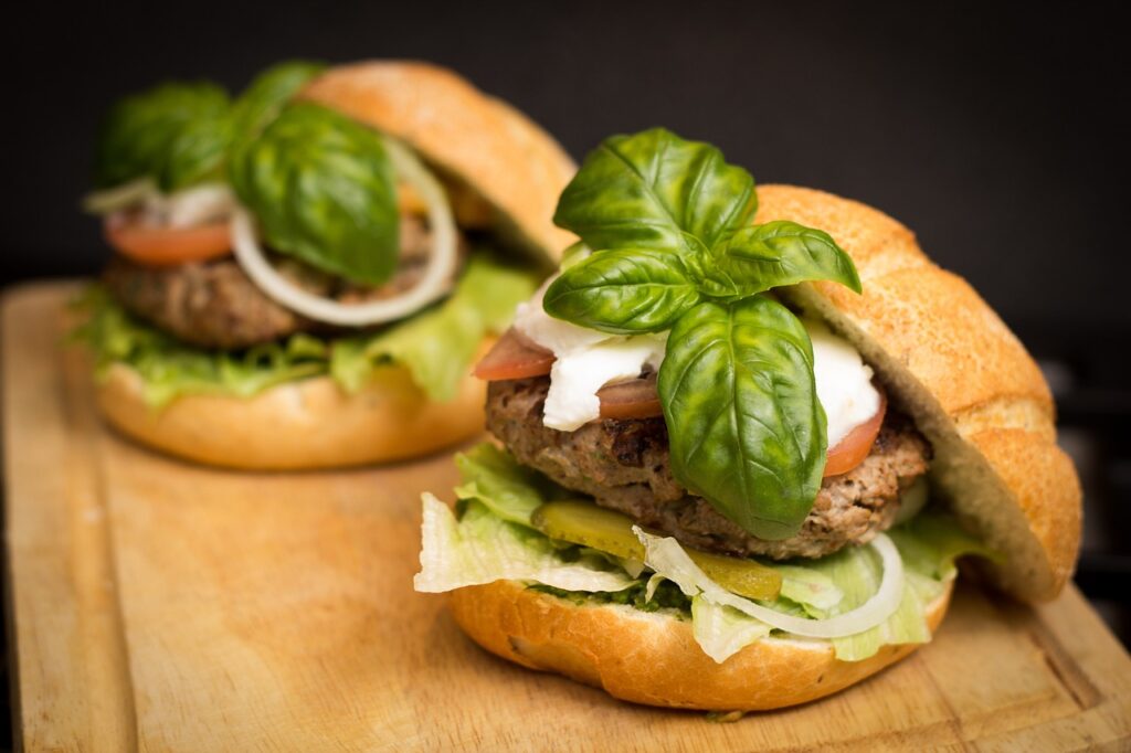 Hamburguesas veganas son realmente nutritivas y saludables; descubre por qué  son una opción de alimento sostenible cada vez más popular.