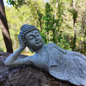 Figura de Buda recostado elaborada en poliresina texturizada de alta resistencia, con un acabado fino que aporta un estilo elegante y sereno.