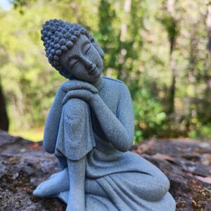 Encantador buda durmiente de tamaño pequeño, fabricado en poliresina resistente, con textura suave y acabado fino.