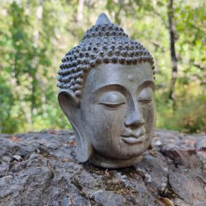 Hermosa cabeza de Buda fabricada en poliresina resistente, con textura detallada y acabado fino que realza cada rasgo.